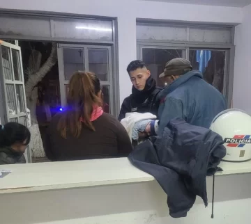Llegó desesperada a pedir ayuda a la Policía porque su bebé no respiraba y lo salvaron Llegó desesperada a pedir ayuda a la Policía porque su bebé no respiraba y lo salvaron