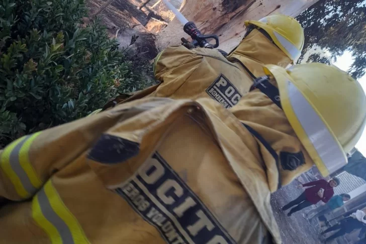 Un bombero voluntario cayó de la caja de una camioneta cuando iba a un incendio y está grave
