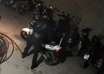 [VIDEO] Confirmaron la sentencia del policía que robó espejos de una moto radiada