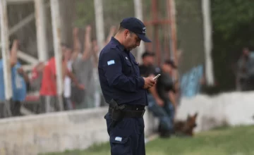 Buscan que policías no usen celulares personales durante el horario laboral Buscan que policías no usen celulares personales durante el horario laboral