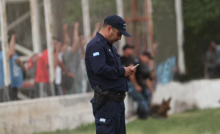Buscan que policías no usen celulares personales durante el horario laboral Buscan que policías no usen celulares personales durante el horario laboral