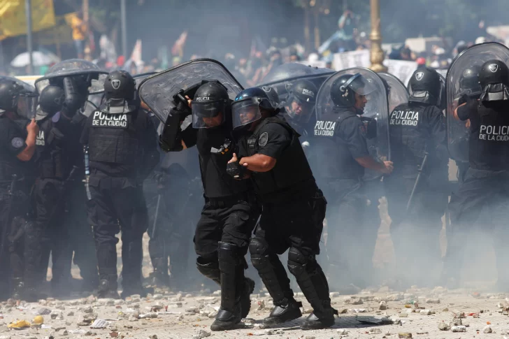 Casi 80 policías heridos y al menos 60 detenidos, el saldo de una jornada feroz