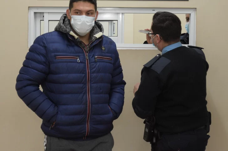 Agente en problemas: lo pescó una cámara cuando robaba los retrovisores de una moto