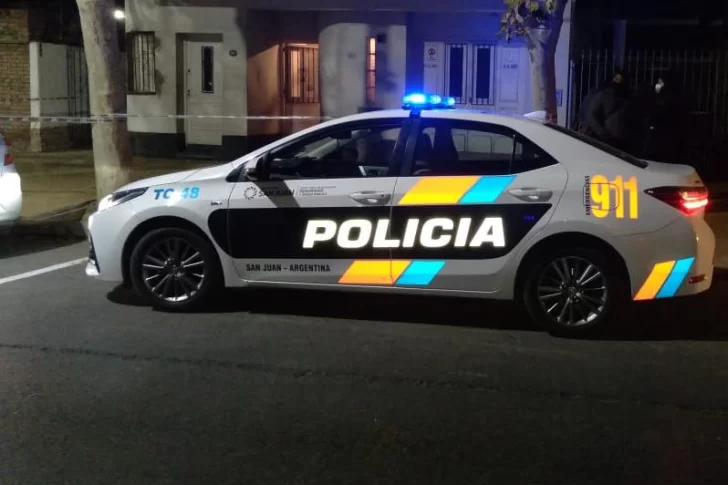 Grupo armado asaltó a 2 familias en sus casas, robó pertenencias y dejó a un hombre herido