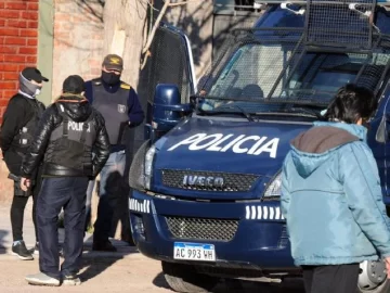 Una mujer de 75 años lucha por su vida tras ser golpeada y violada por unos asaltantes