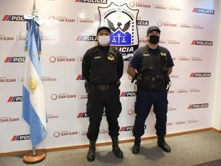 Poliparteros: una mujer rompió bolsa en su casa y dos policías ayudaron a nacer a su beba Poliparteros: una mujer rompió bolsa en su casa y dos policías ayudaron a nacer a su beba