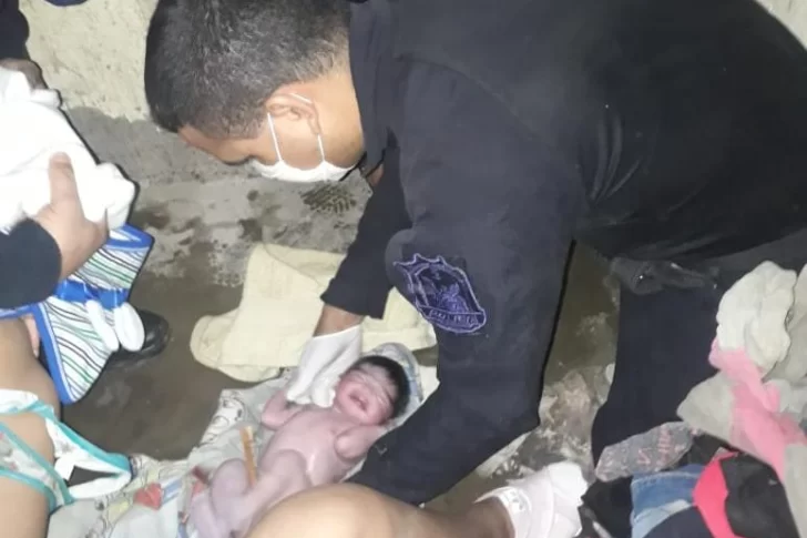Dio a luz en el baño de su casa con ayuda de un grupo de policías