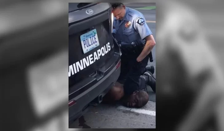 Un afroamericano murió luego de que un policía le pusiera la rodilla en el cuello por 8 minutos Un afroamericano murió luego de que un policía le pusiera la rodilla en el cuello por 8 minutos