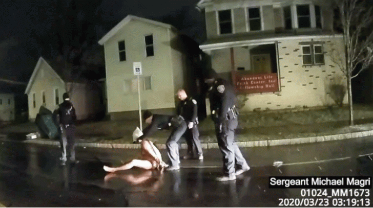 Impactante video de un hombre negro muerto en manos de la policía: la historia Impactante video de un hombre negro muerto en manos de la policía: la historia