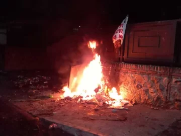 Protesta en La Rioja: municipales prendieron fuego el portón de la casa del gobernador