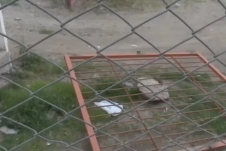 Protesta en La Rioja: municipales prendieron fuego el portón de la casa del gobernador