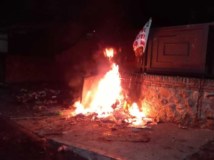 Protesta en La Rioja: municipales prendieron fuego el portón de la casa del gobernador