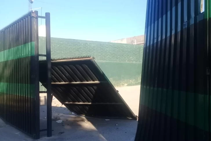 [VIDEO] Impactó de lleno con su auto contra un portón del Club San Martín y huyó