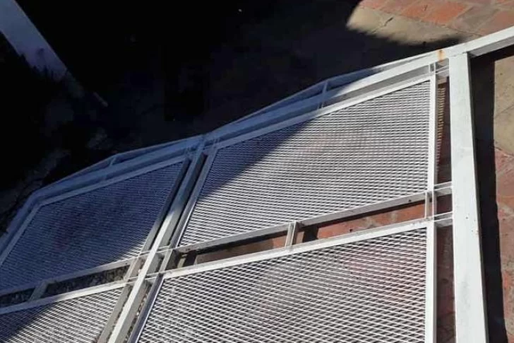 Una niña sufrió heridas en su cabeza y su rostro al caer un portón en la casa de su abuelo