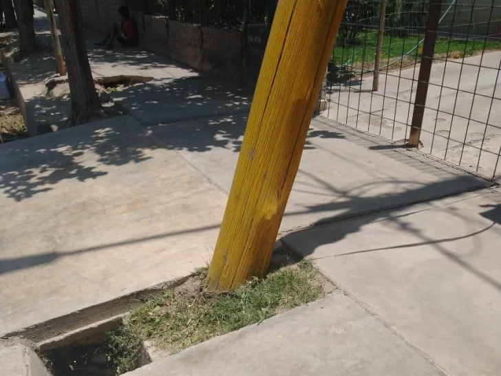 Advierten que un poste puede caer Advierten que un poste puede caer