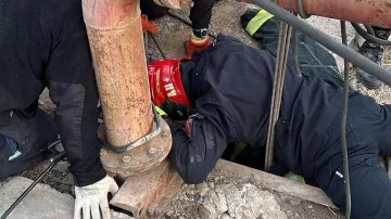 Intentan rescatar a un hombre que cayó a un pozo de más de 70m de profundidad y está atascado Intentan rescatar a un hombre que cayó a un pozo de más de 70m de profundidad y está atascado