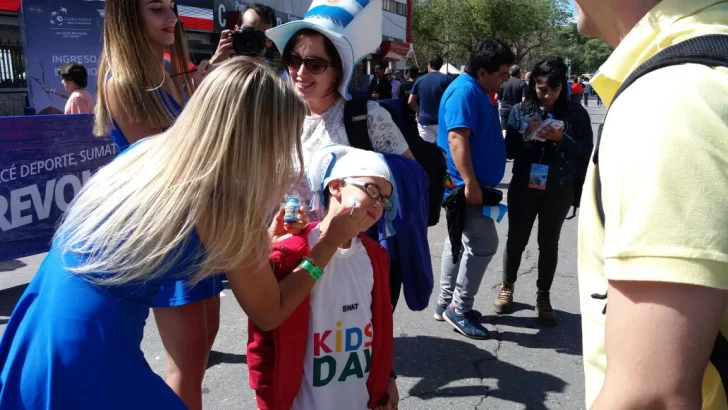 Cachetes de celeste y blanco, gorros y banderas, el combo bien “argento” para el aliento Cachetes de celeste y blanco, gorros y banderas, el combo bien “argento” para el aliento