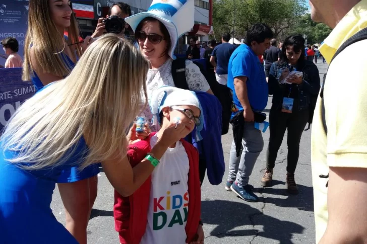 Cachetes de celeste y blanco, gorros y banderas, el combo bien “argento” para el aliento