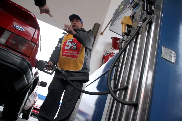 Cómo impacta en el precio local de los combustibles la caída del petróleo