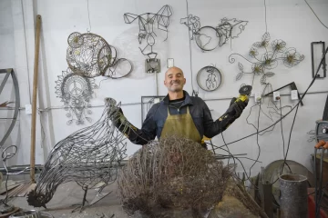 El hombre que dibuja con metales El hombre que dibuja con metales