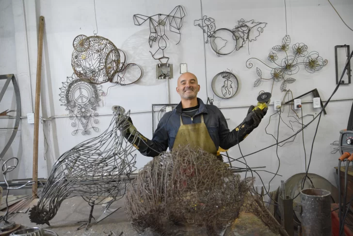 El hombre que dibuja con metales El hombre que dibuja con metales