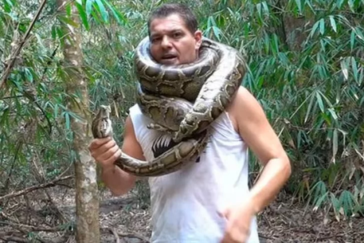 Un youtuber español se enroscó una inmensa pitón y casi le parte el cuello