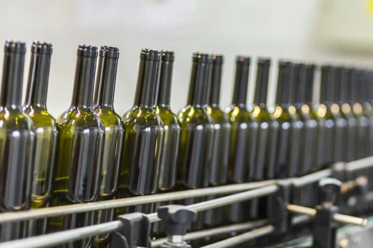 Un incendio agravó el faltante de botellas de vidrio para vinos y el malestar ya llegó a Kulfas