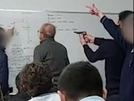 Un alumno le apuntó con un arma a su profesor que estaba dando clases Un alumno le apuntó con un arma a su profesor que estaba dando clases