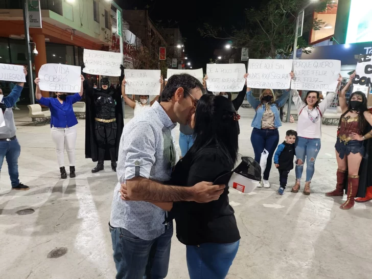 Vino desde Córdoba y le propuso casamiento a su novio pocitano en plena peatonal Vino desde Córdoba y le propuso casamiento a su novio pocitano en plena peatonal