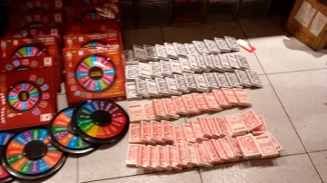 Por fuera, un karaoke; por dentro, un prostíbulo y casa de apuestas