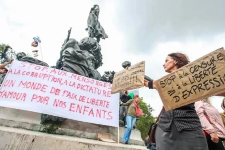 En medio del rebrote, en París marcharon contra el uso del tapabocas obligatorio