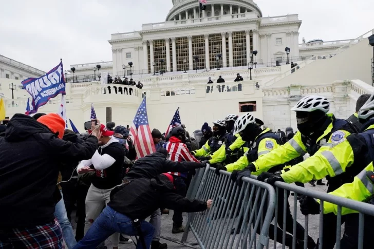 Manifestantes irrumpieron en el Capitolio y declararon el toque de queda en Washington