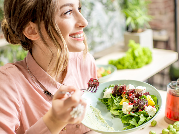 Piden que los restoranes incorporen la “porción bariátrica” de la mitad de un plato