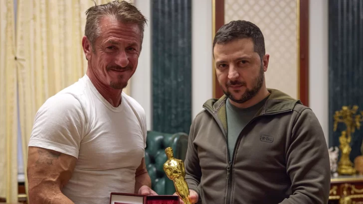 Sean Penn le entregó a Zelenski uno de sus Oscar para que quede en Kiev “hasta la victoria” Sean Penn le entregó a Zelenski uno de sus Oscar para que quede en Kiev “hasta la victoria”