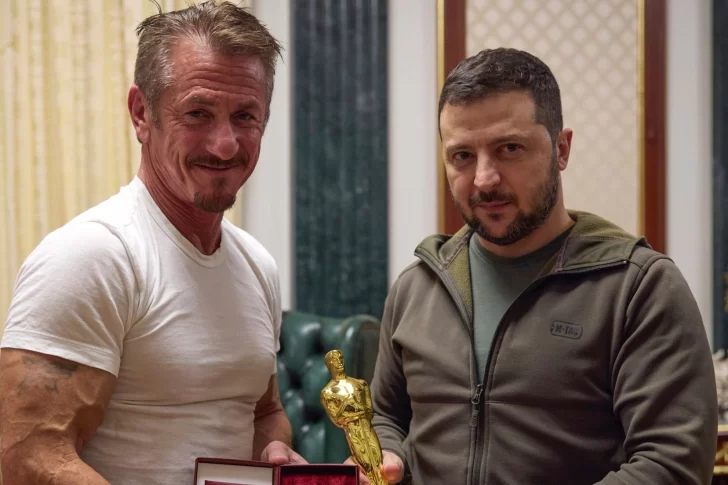 Sean Penn le entregó a Zelenski uno de sus Oscar para que quede en Kiev “hasta la victoria”