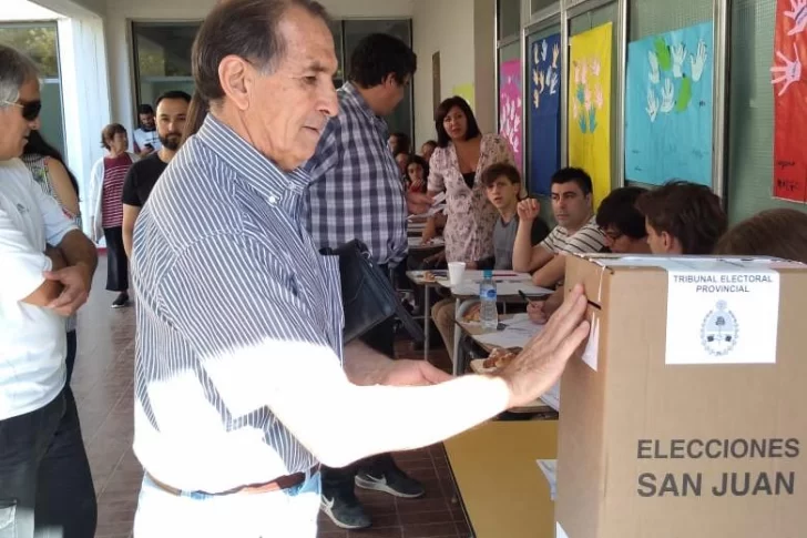 Agüero sufragó y se quejó de irregularidades: “Hay faltante de votos”