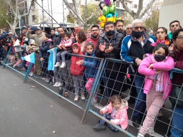 Con mate y semitas, familias completas disfrutaron del regreso del desfile patrio Con mate y semitas, familias completas disfrutaron del regreso del desfile patrio