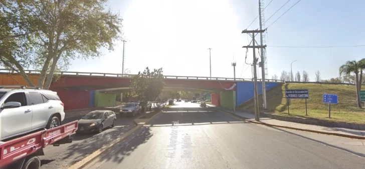 Robó un bicicleta y se arrojó de un puente de la Circunvalación al ser perseguido: estaba ebrio Robó un bicicleta y se arrojó de un puente de la Circunvalación al ser perseguido: estaba ebrio