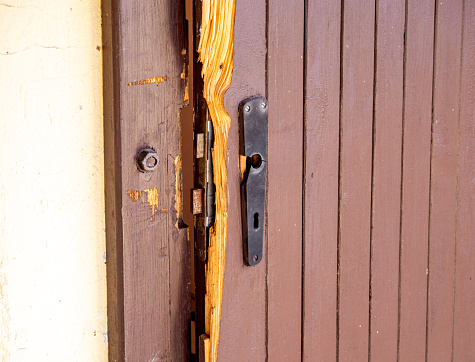 Salió de su casa por un par de horas y al volver descubrió que se la habían desvalijado Salió de su casa por un par de horas y al volver descubrió que se la habían desvalijado