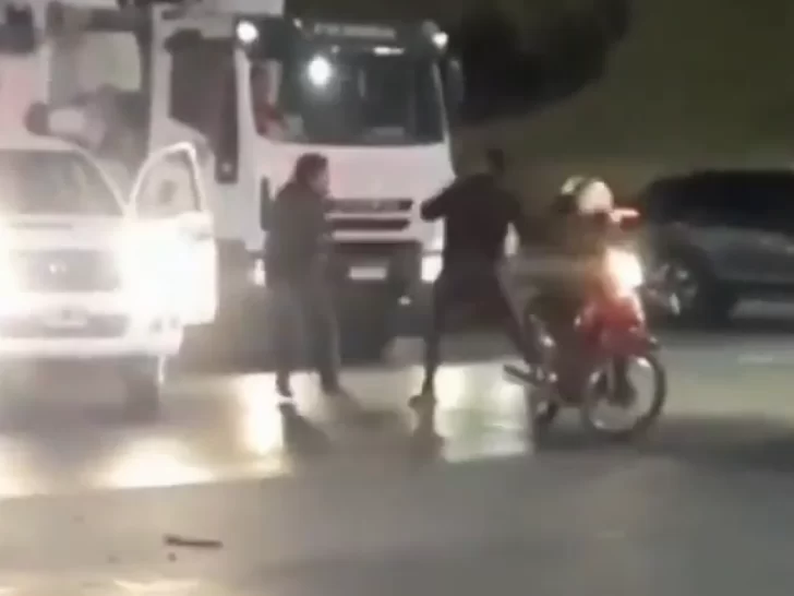 [VIDEO] Con el casco en mano, se agarró a las trompadas con dos que viajaban en camioneta