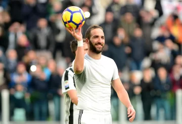 Higuaín marcó un hat trick en la goleada de la Juventus y se llevó la pelota Higuaín marcó un hat trick en la goleada de la Juventus y se llevó la pelota