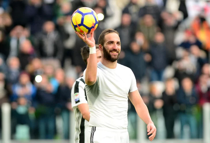 Higuaín marcó un hat trick en la goleada de la Juventus y se llevó la pelota Higuaín marcó un hat trick en la goleada de la Juventus y se llevó la pelota