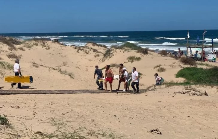 Seis argentinos fueron arrastrados por el mar: hay dos internados por asfixia