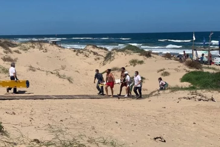 Seis argentinos fueron arrastrados por el mar: hay dos internados por asfixia