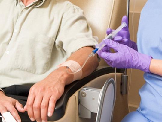 El drama de un abuelo que necesita tres drogas para la quimioterapia y no las consigue