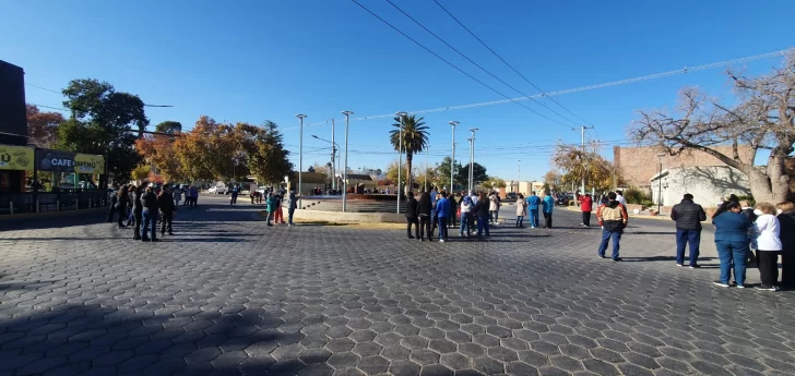 Médicos y administrativos del Marcial Quiroga reclaman una mejora salarial con un corte de calle Médicos y administrativos del Marcial Quiroga reclaman una mejora salarial con un corte de calle