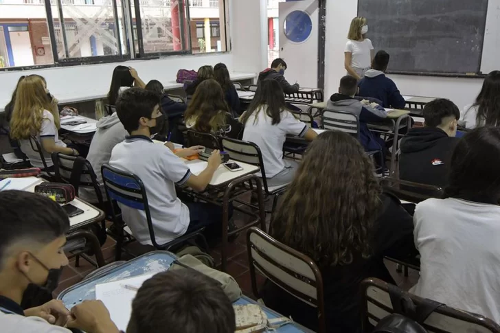 Se enteró que su hijo le hacía bullying a una compañera y lo llevó a la casa de ella a disculparse