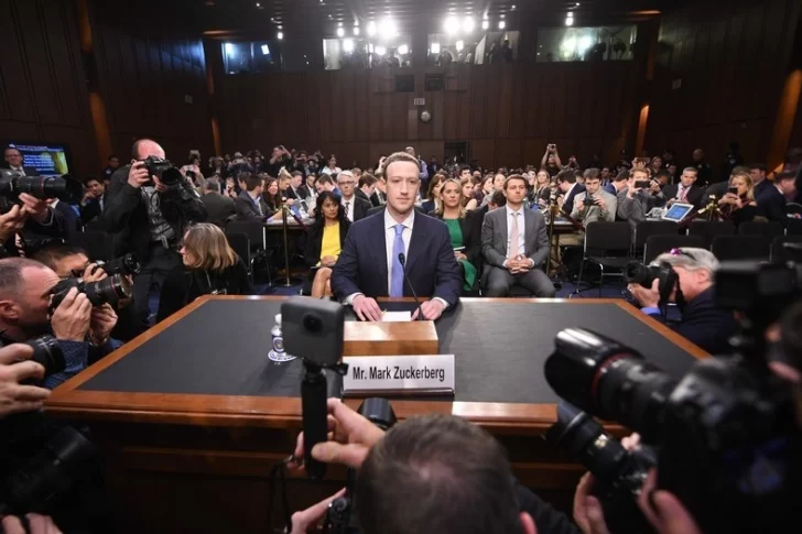 Zuckerberg asumió la responsabilidad de Facebook ante el Senado