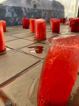 La inquietante puesta en escena en Hidráulica: hielos rojos derritiéndose y un “mensaje oculto”
