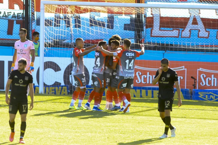 Racing goleó a Independiente 3 a 1 y se quedó con el superclásico